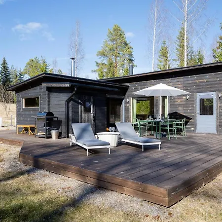 بيت للعطل Remote Lakeside Moekki | Wood Sauna & Forest Views Padasjoki