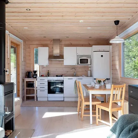 Remote Lakeside Moekki | Wood Sauna & Forest Views بيت للعطل