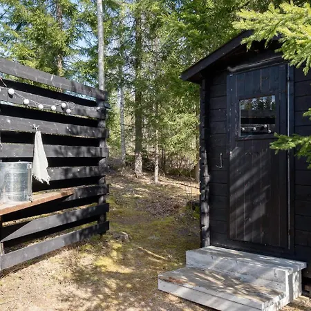 بيت للعطل Remote Lakeside Moekki | Wood Sauna & Forest Views Padasjoki