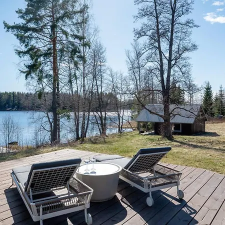 بيت للعطل Remote Lakeside Moekki | Wood Sauna & Forest Views *