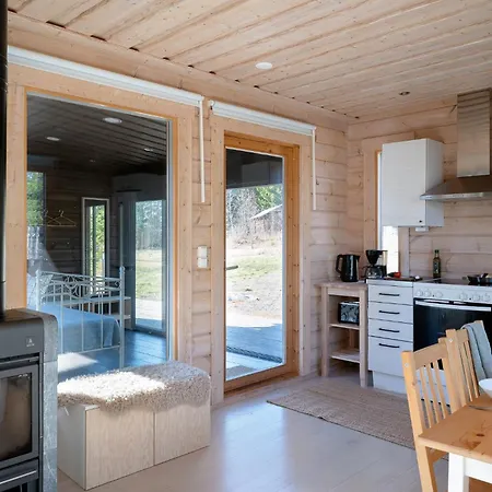 بيت للعطل Remote Lakeside Moekki | Wood Sauna & Forest Views Padasjoki