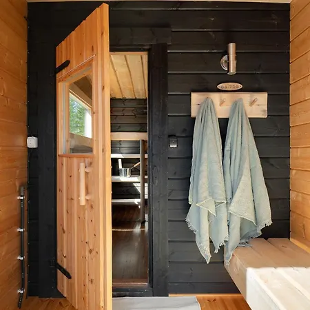 Remote Lakeside Moekki | Wood Sauna & Forest Views Ferienhaus Padasjoki